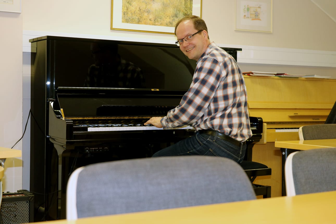 Jokihelmen opiston kurssi on peruttu. Opettaja Arto Leponiemi kehitteli jo netin avulla soiton etäkoulutusmahdollisuutta. Kielikurssit jatkavat verkossa normaalisti.