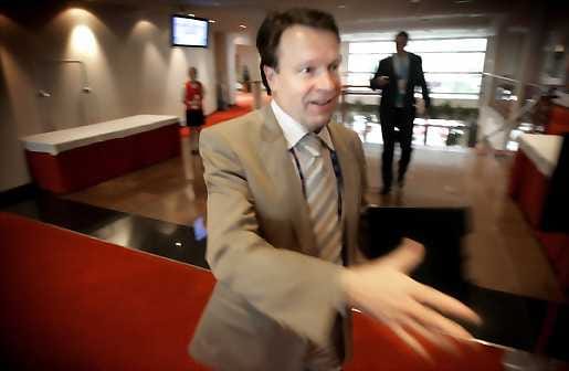 Ilkka Kanervan toilailuista nousivat esiin julkkiskaunottarille lähetetyt tekstiviestit.