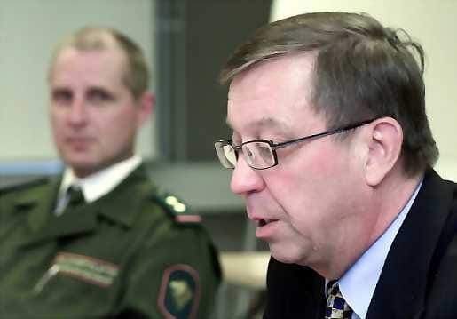 Asemat tutuiksi. Ministeri Kari Rajamäki oli kalastamassa Kuusamossa viikonlopun yli Kainuun rajavartioston vieraana. Maanantaina hän tutustui Kuusamon raja-asemaan ja sen lähellä sijaitsevaan Kortesalmen vartioasemaan. Oppaana toimi muun muassa vartioaseman päällikkö yliluutnantti Timo Viinikka.