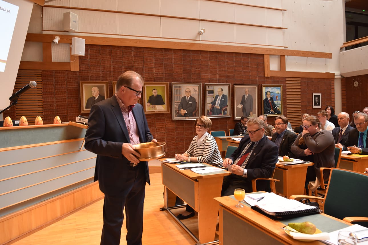 Heikki Härkönen (kesk.) keräsi ääniä Koillissanomien 1970-luvulla lahjoittamaan pönttöön.