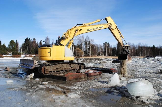 Rantapuiston rannan ruoppausurakan tekee Maansiirto Soukkala Oy, jonka aliurakoitsijana ruoppaamassa maanantaina oli Mauri Peurala. KUVA:EEVA-LIISA KULJU
