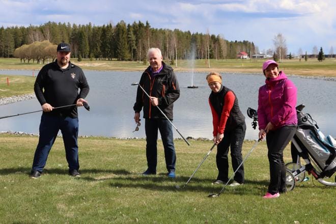 Kapteeni Atte Pernaa, jäsen numero 1 Matti Mäki-Haapoja, golfohjaaja Mari Lehikoinen ja ladykapteeni Kirsi Luotonen Härmän golfkentän huolitellussa maisemassa. KUVAT: JUSSI LÄHDE