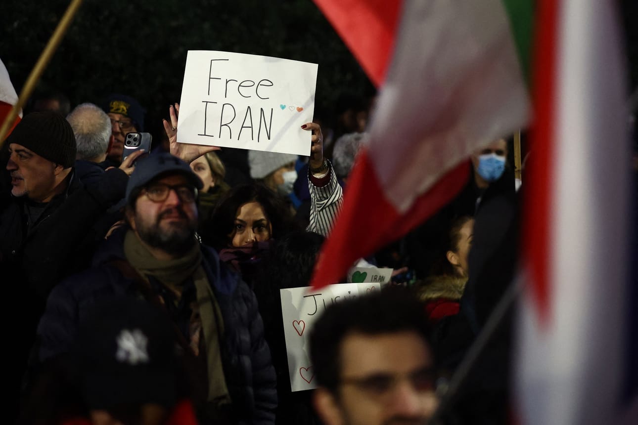 Mielenosoittaja piteli kylttiä Iranin suurlähetystön ulkopuolella Lontoossa perjantaina.