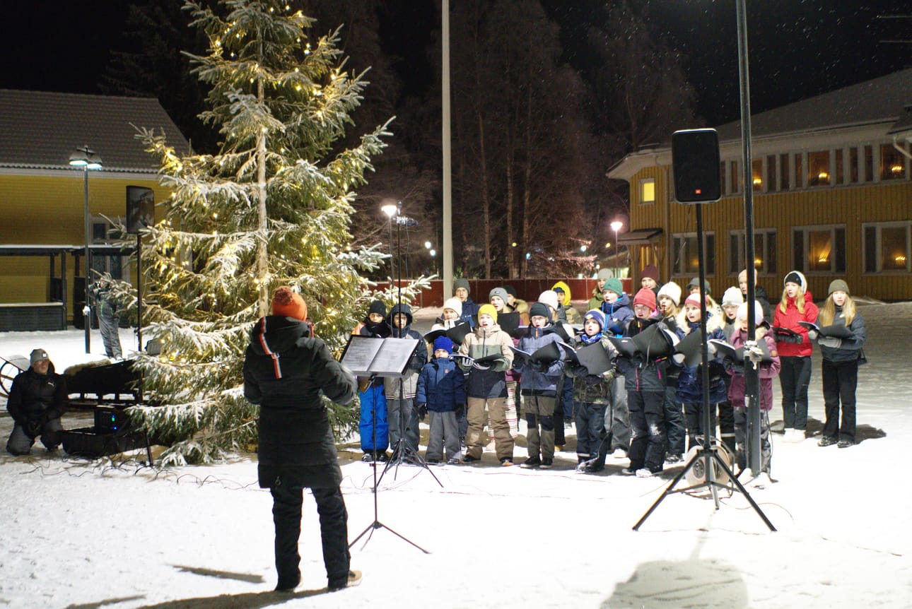Murron nuorisokuoro viritti joulutunnelmaa Maria Paason johdolla.
