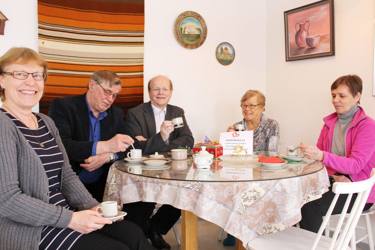 Pyöreän kahvipöydän ääressä on mukava istua. Kahvilla Pirkko Alamännistö, Voitto Niemelä, Veijo Hiltunen, Riitta Pietarila ja Hilkka Kinnunen.