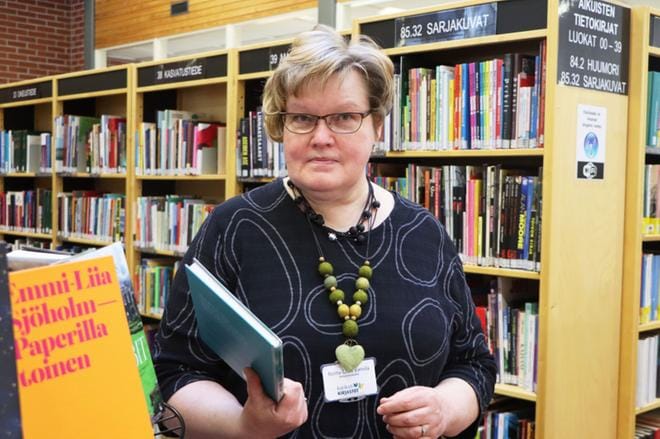 Riitta-Liisa Ketola on tehnyt pitkän uran Jurvan kirjastossa. Tänään hänellä on viimeinen työpäivä ennen vuosilomia, joiden jälkeen hän jää eläkkeelle. KUVA: HENNA NEVALA