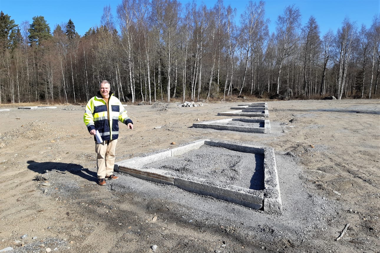 Metsäpäällikkö Timo Jousmäki sanoo, että pieneläinhautausmaan laajennuksesta halutaan selkeä ja helppohoitoinen alue. Kivetyt alueet tuovat ryhtiä laajalle hiekkakentälle. Kiveysten keskelle tulee istutuksia ja uurnahautapaikkoja.