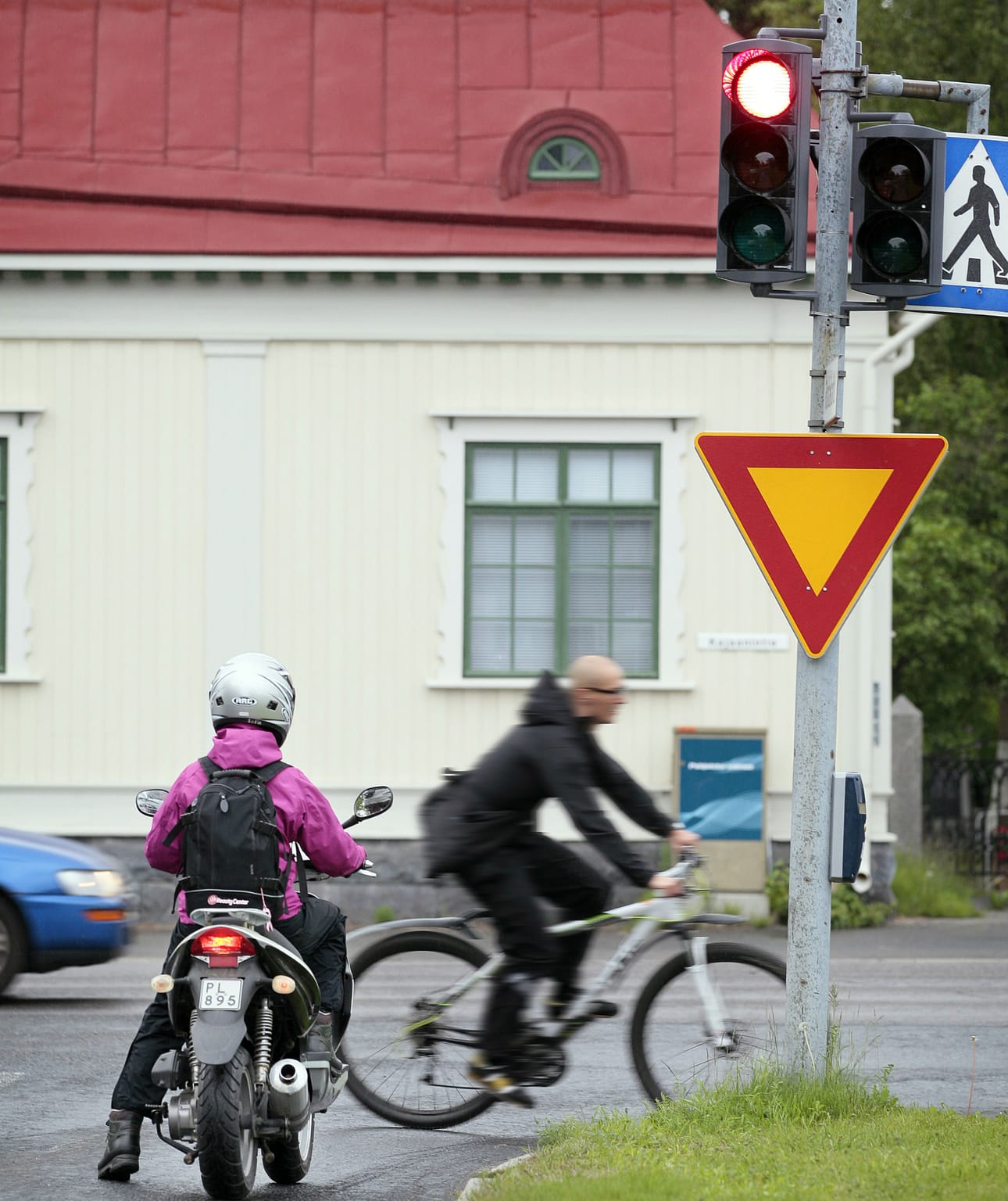 Liikennevaloristeyksen tunnistin ei aina noteeraa moottoripyöräilijää. Jos valo ei ala vaihtua vihreäksi, maalaisjärjen käyttö on sallittua.