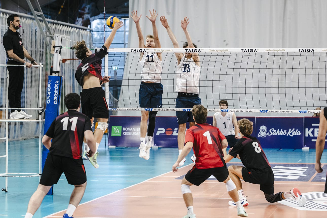 Suomen Miikka Väisänen (11) ja Maxim Sadovnikov (13) torjuvat Englannin Ryan Wartnabyn (5) hyökkäystä Nevza-turnauksen avausottelussa Lapin urheiluopistolla. Suomi voitti avausottelun selkeästi 3-0.