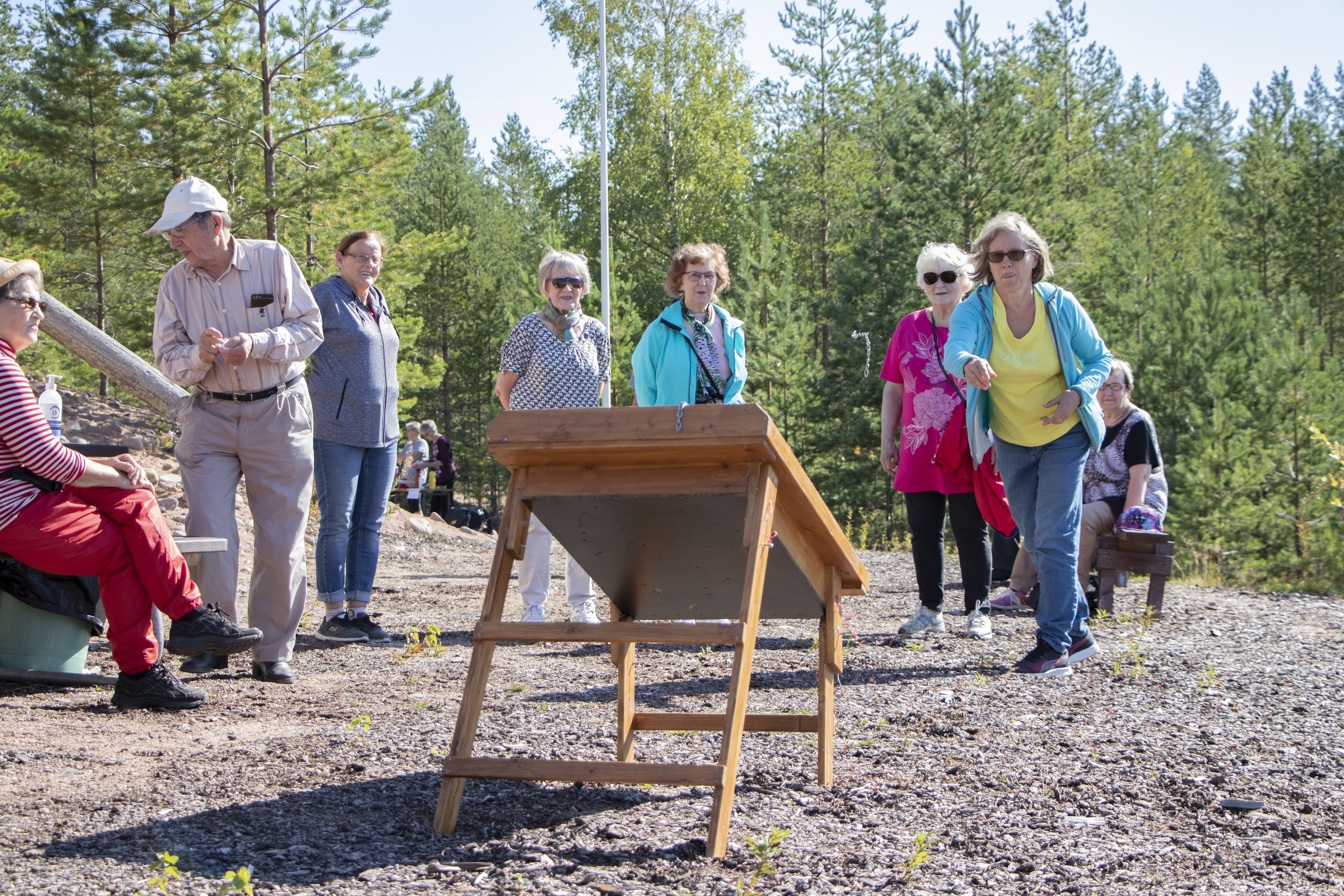 Eläkeliiton Kestilän yhdistyksen puheenjohtaja Taimi Kesti (vas.) tarkkaili yhdessä pistelaskijana toimineen Onni Haatajan kanssa kettinginheittokisan etenemistä. Heittovuorossa Anja Suihkonen.