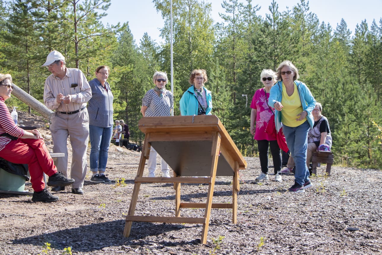 Eläkeliiton Kestilän yhdistyksen puheenjohtaja Taimi Kesti (vas.) tarkkaili yhdessä pistelaskijana toimineen Onni Haatajan kanssa kettinginheittokisan etenemistä. Heittovuorossa Anja Suihkonen.