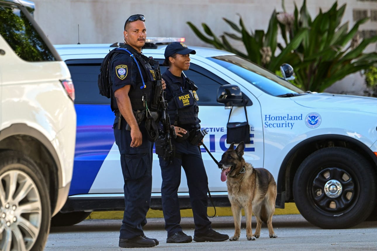 Aiemmin tässä kuussa Floridassa salaisen palvelun agentti huomasi kiväärin piipun pilkottavan pensaikosta. Asemies pakeni paikalta, mutta viranomaiset ottivat hänet kiinni. LEHTIKUVA / AFP