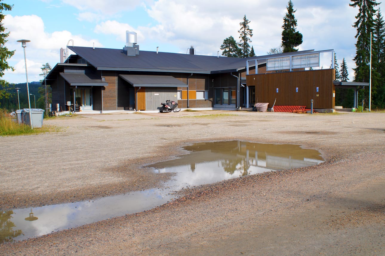 Safaritalon taakse olisi nousemassa monitoimiareena ja parkkipaikan maastoon hotellirakennuksia.