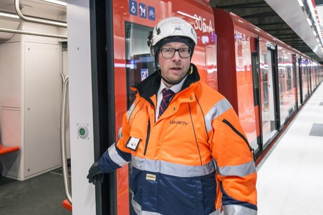 Länsimetro Oy:n toimitusjohtaja Ville Saksi hyppäsi länsimetron testijunan kyytiin Tapiolan asemalta. Kuva: Kimmo Penttinen