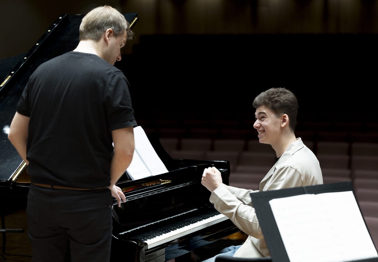 Toiseen ulottuvuuteen -konsertin kapellimestari Risto Joost (vas.) ja solisti Maximilian Fagerlund keskiviikkona pidetyissä harjoituksissa.