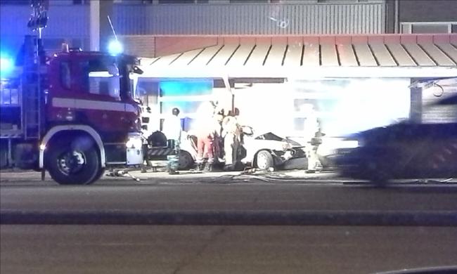 Merikoskenkadulla sattui vakava liikenneonnettomuus, kun henkilöauto törmäsi linja-autopysäkin seinään.
