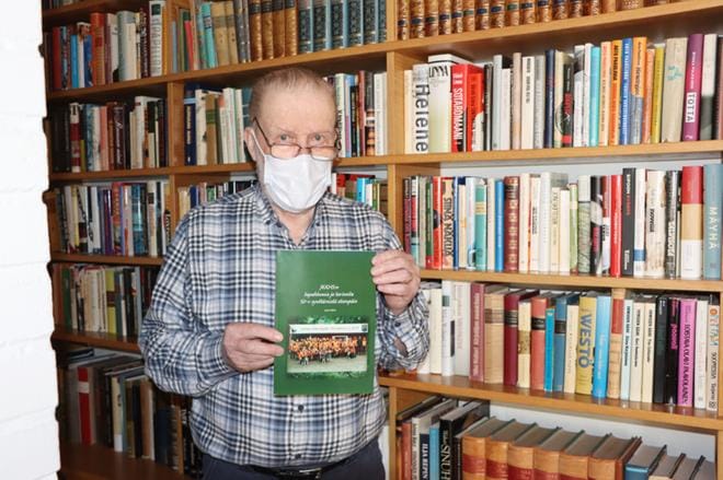 Matti Mikkilä on kirjoittanut Jurvan kirkonkylän hirviseura ry:n jahtireissuista viihteellisen kirjan. KUVA: HENNA NEVALA