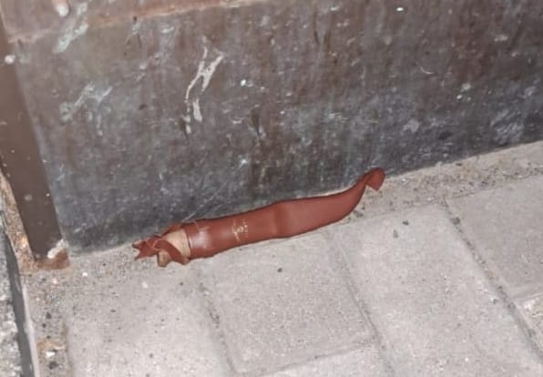 Outi Vuorinen asetti teossa käytetyn puukon lopuksi seinän viereen. Etelä-Pohjanmaan käräjäoikeus katsoi, että hän oli myös se, joka teräasetta käytti.