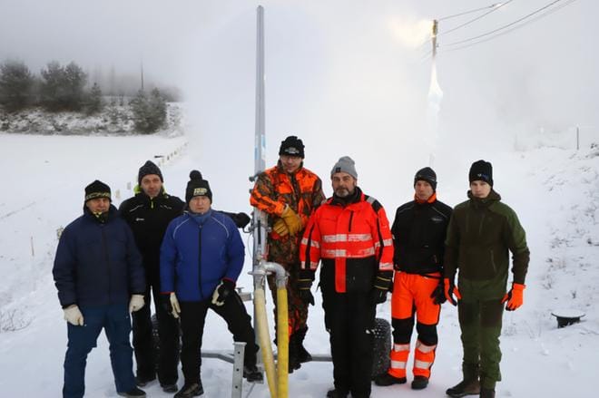Lunta lenkille tykittää Jurvan Urheilijoiden kokoama kökkäporukka. Kuvassa heistä Esko Kuntola (vas.), Heikki Tuomisto, Jari Hannula, Jyri Matalamäki, Esko Pietilä, Ville Kinnari ja Lauri Tuomisto. KUVA: JARMO PANULA