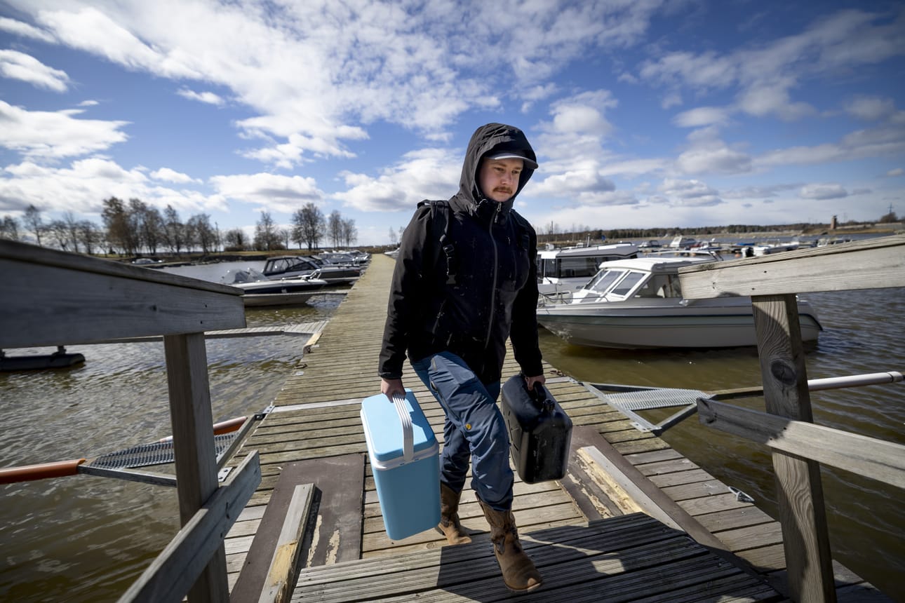 Vaasalainen Johannes Virtanen kantaa polttoainekanisterin mukanaan täytettäväksi. Hän ei aio kiertää Vaskiluodon ympäri vain tankkaamisen takia.