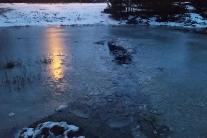 Ekaluokkalainen tyttö putosi ohuen jään läpi veteen kohdassa, jossa vesi on erittäin syvää. Kuvan otti tytön jäistä kiskonut lammen vieressä sijaitsevan talon asukas. KUVA: JARNO HAAPANEN