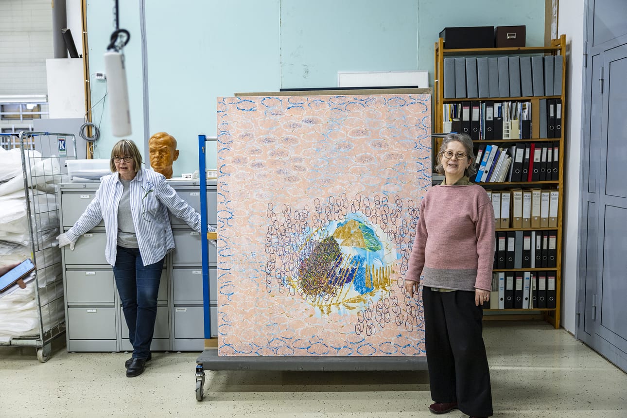 Oulun taidemuseo sai testamenttilahjoituksesta kuusi Sinikka Tuomisen maalausta ja yhden pienoismallin. Kuvan akryylimaalauksella ei ollut nimeä, mutta siitä löytyivät vuosiluvut 1997–1999. Kuvassa intendentti Elina Vieru (oik.) ja maalaustaiteen konservaattori Päivi Kyllönen-Kunnas Oulun taidemuseosta.