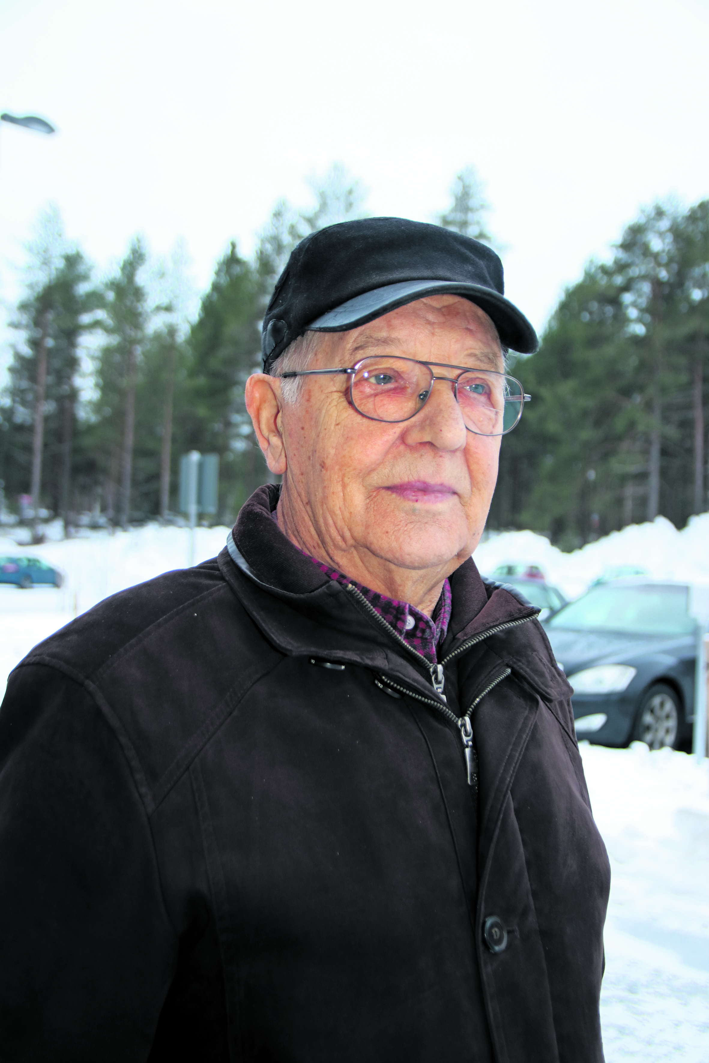Risto Vierimaa, 84

&rdquo;Tilat ovat paremmat kuin ennen, kunhan niihin tottuu. Palvelut ovat toimineet tähän asti. Nyt joutuu lääkärin vastaanotolle odottamaan, joten siinä mielessä on tapahtunut huononnus.&rdquo;