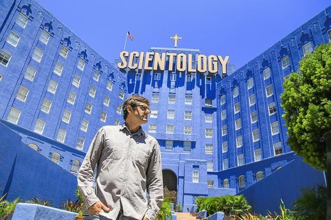 Vaikka skientologian ylimmät oppineet eivät anna haastatteluja toimittaja Louis Theroux’lle, oudon kultin toimintatavat tulevat selviksi. KUVA: