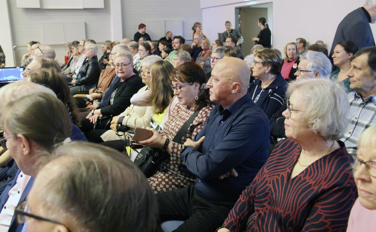 Oulaisten Musiikkiviikkojen avasi Rajaton-yhtyeen konsertti, joka veti Merkuriussalin aivan täyteen yleisöä.