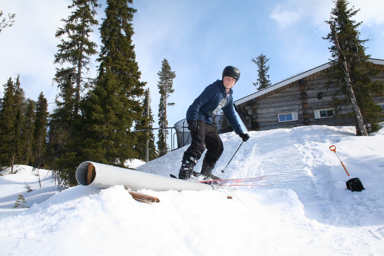 Freestyle-laskijat harjoittelevat tänä keväänä poikkeusoloissa. 13-vuotias Ruka Slalomin freeski-laskija Aimo Mandelin laski kotipihansa reilissä vappuaattona Rukalla. Kotitreenipaikkoja löytyy muiltakin urheilijoilta. Lisäksi urheilijat ovat laskeneet metsässä ja käyneet myös omatoimisesti Rukan rinteessä.