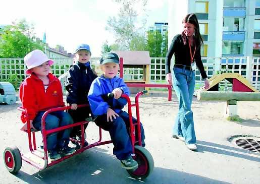 Minä poljen, sinä ohjaat. Susanna Haapsamon ulkoiluseurana Joona Mustonen, kyydissä Roni Haikara ja Vilma Hautamaa.