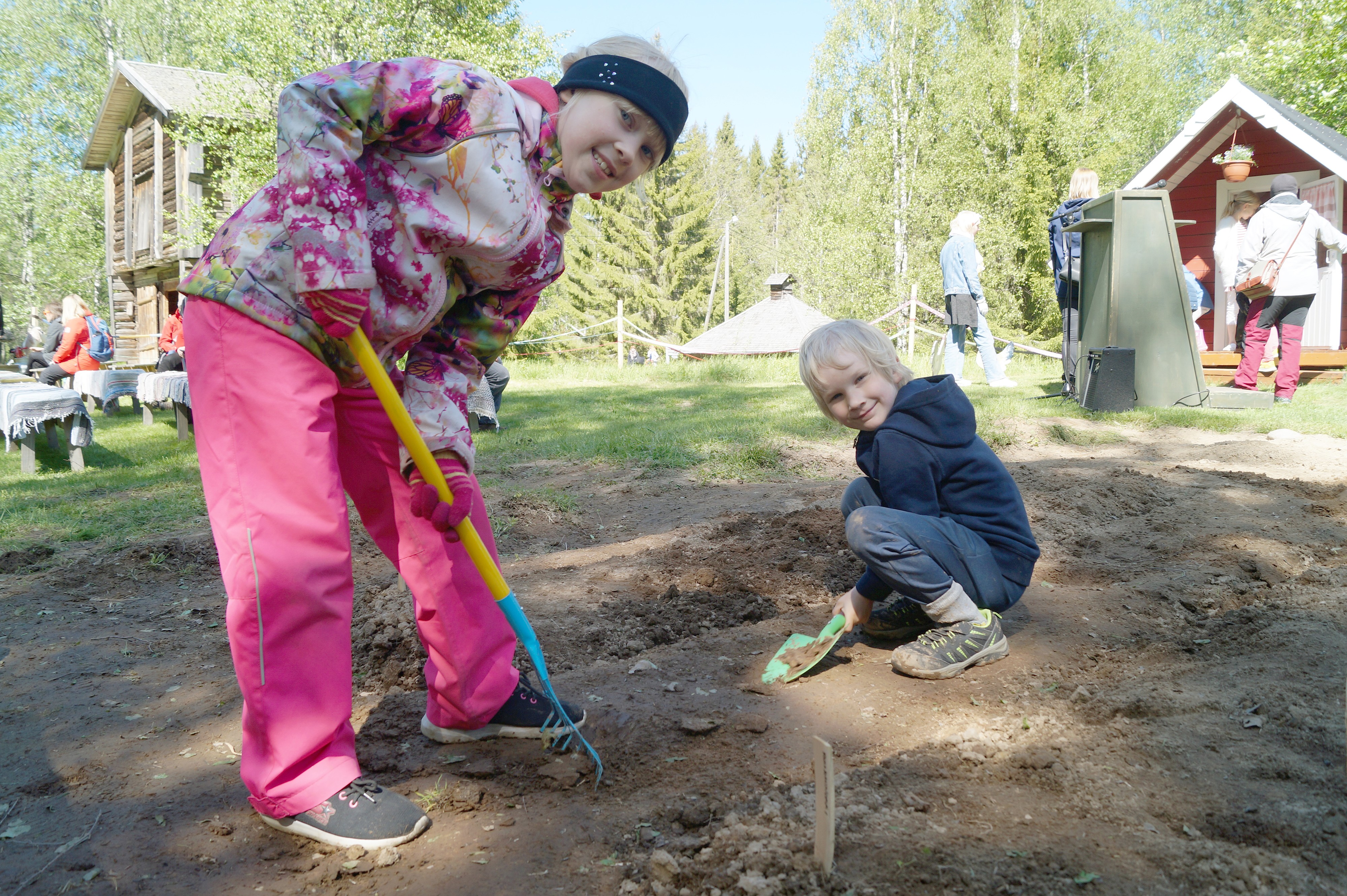Lastepihan kasvimaalle saa kaivaa niin ison kuopan kuin jaksaa. Sara ja Joonas Pahkasalo ovat jo työn touhussa.