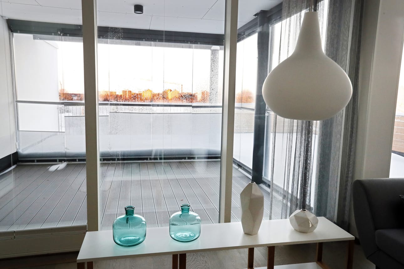 Suomalaisilla kotitalouksilla on liikaa velkaa tuloihinsa nähden. Alhainen korkotaso ei kannusta säästämään vaan velkaantumaan. Valtiovarainministeriön työryhmä esittää uusia keinoja, joilla kotitalouksien liiallista velkaantumista voitaisiin hillitä. Muun muassa taloyhtiöiden lainoihin uudisrakentamisessa halutaan rajoitteita.