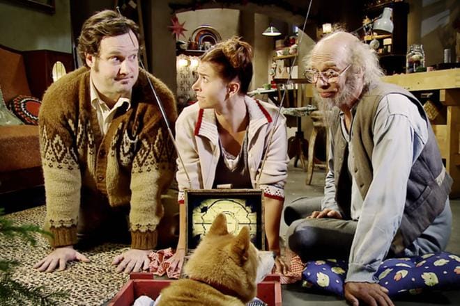 Porokuiskaajan arvoitus kertoo tyttötonttu Pirpanasta (Kreeta Salminen), joka lähtee Korvatunturilta selvittämään kadulta löytyneen koiran tapausta ja tutustuu Väinöön (Ville Majamaa, vas.). Seikkailussa on mukana myös Sherlokkinen (Vesa Vierikko). KUVA: Yle Kuvapalvelu