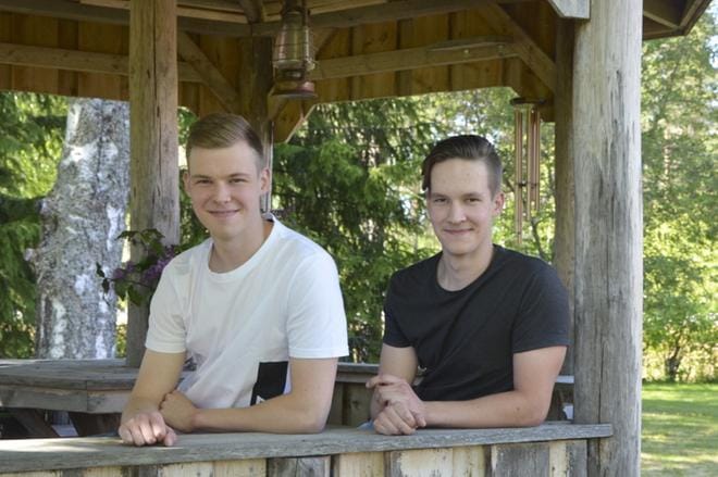 Ensi viikon levynjulkaisukonsertin jälkeen kesätyöt, erinäiset tanssilavakeikat ja muuttotouhut pitävät Tuomas ja Lauri Tuomiston loppukesän ajan kiireisinä. KUVA: EVELIINA KÄLVIÄINEN