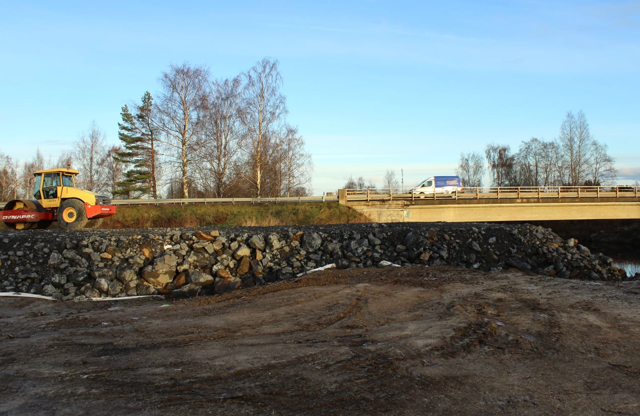 Työt ovat alkaneet kiertotien rakentamisella, mutta sillan uusimista ei ole vielä aloitettu. Nykyisen sillan viereen rakennetaan kiertotie ja silta varasiltakalustosta.