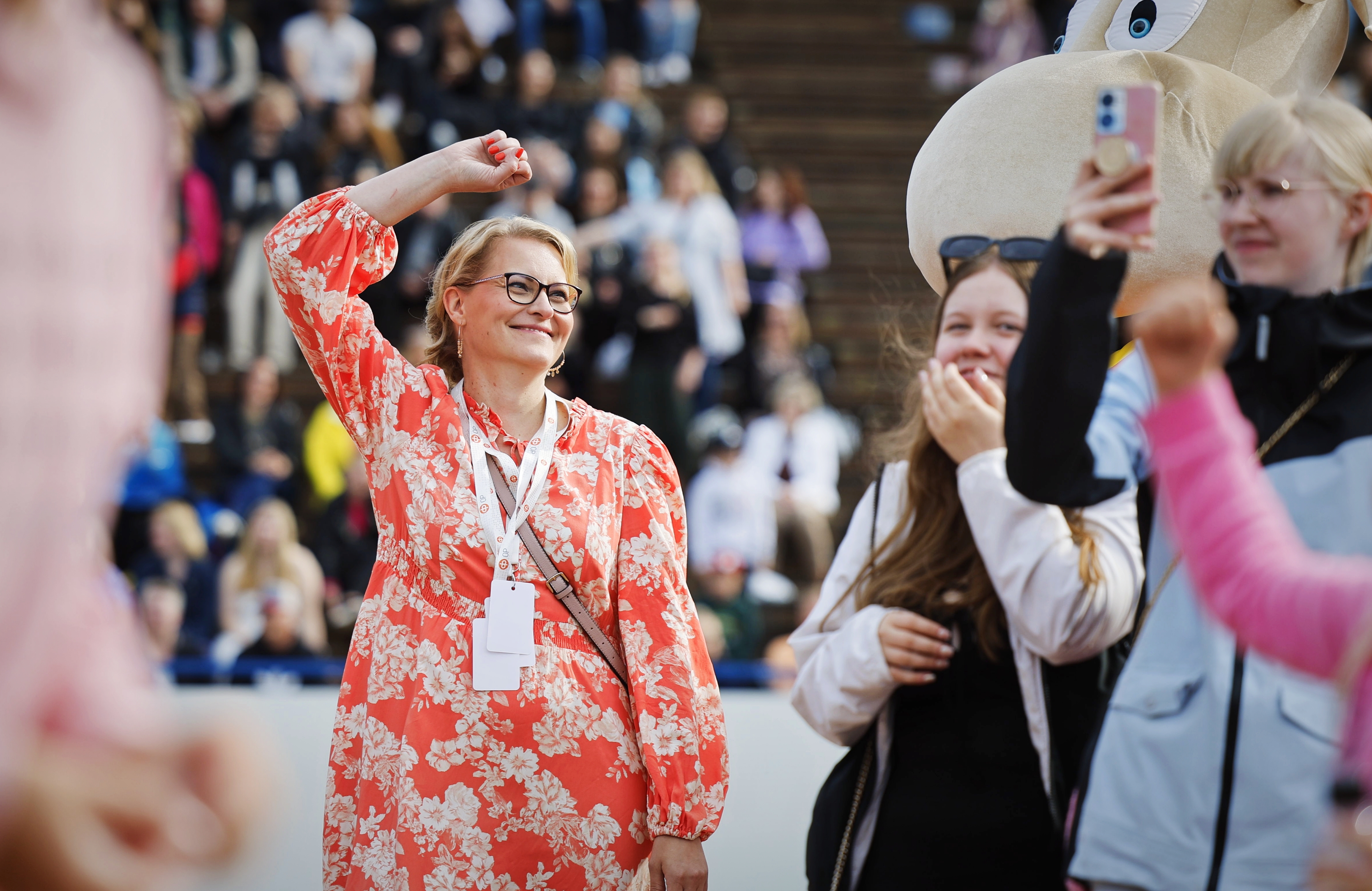 Minna Sippola joraili hyväntuulisena juhlakonsertin tarjotessa aisteille elämyksiä.