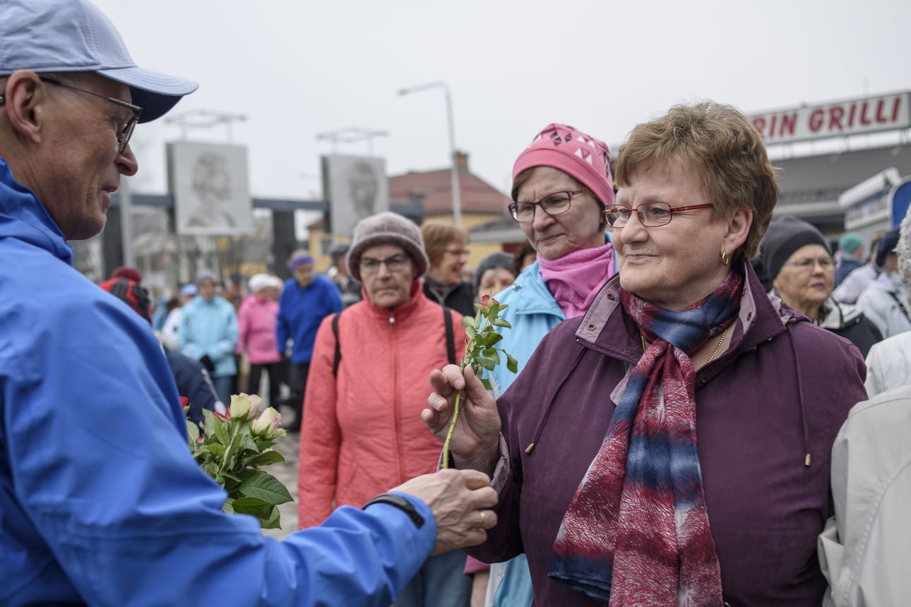Tapahtumassa KauppaKuusamo jakoi Koillismaan osuuskaupan lahjoittamia ruusuja torille saapuneille äideille. Kuvassa ruusun saa Laila Virkkula. Ruusuja oli jaettavana yhteensä 500. Tapahtumassa kuultiin myös musiikkiesityksiä ja Kuusamon kirkkoherran Taina Mannisen äitienpäiväpuhe.