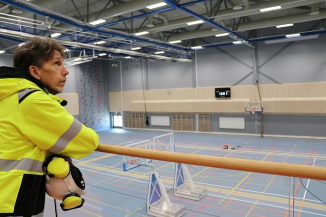 Jorma Ylirinne seuraa monitoimitalon liikuntahallin viimeistelytöitä.
