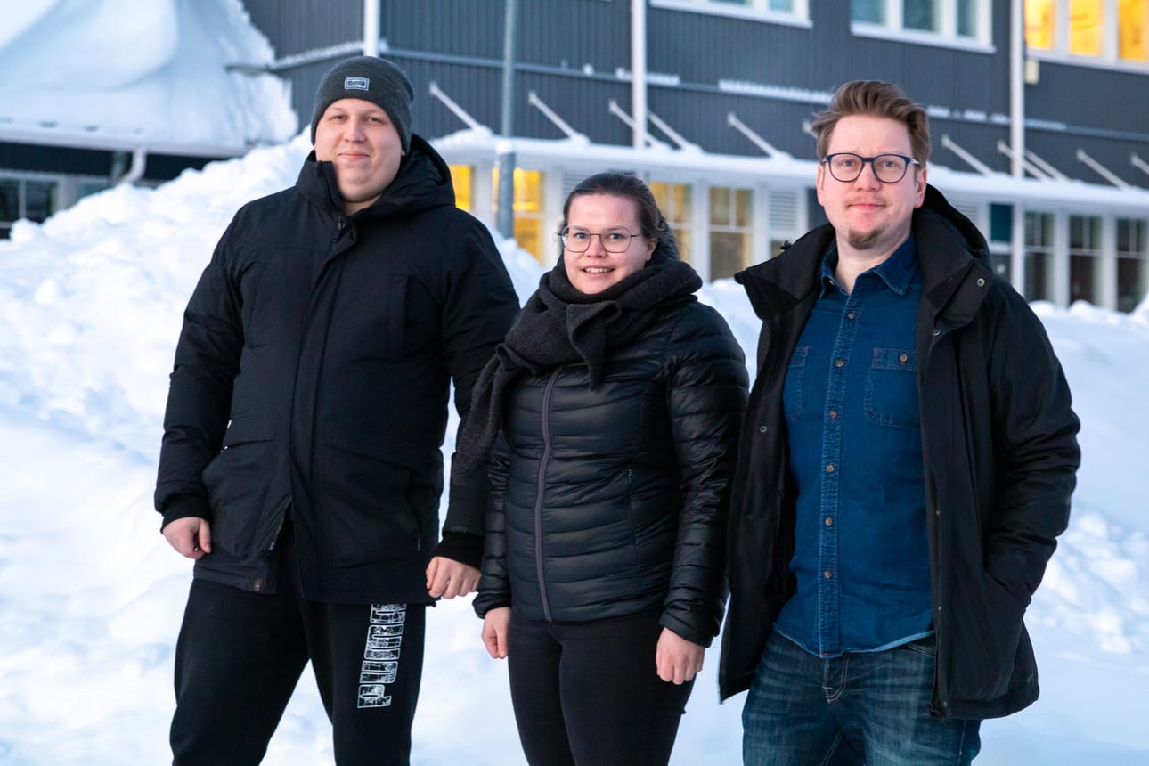 Nopeasti kasvanut SOHOVA on työllistänyt uusia tekijöitä lyhyessä ajassa. Tuoreimmat rekrytoinnit Mikko Pulju (oik.) ja Sara Salmi (kesk.) ovat aloittaneet tammikuussa. Kuvassa myös SOHOVAn toinen yrittäjä Joni Ahola (vas.).