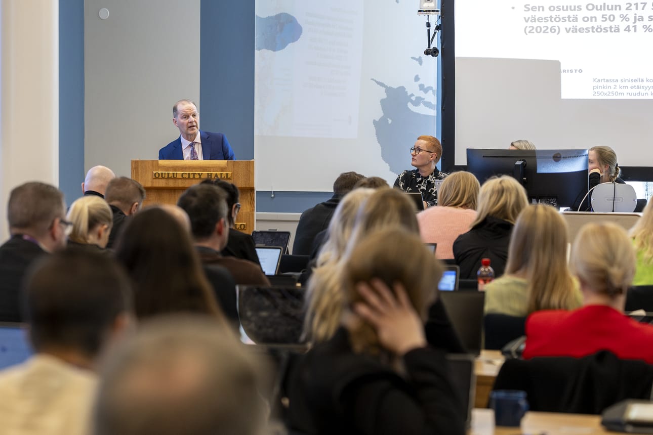 Kaupunginjohtaja Ari Alatossava kertoi perusteellisesti valtuutetuille, miksi Oulun kannattaisi lähteä mukaan lähijunaliikenteeseen.