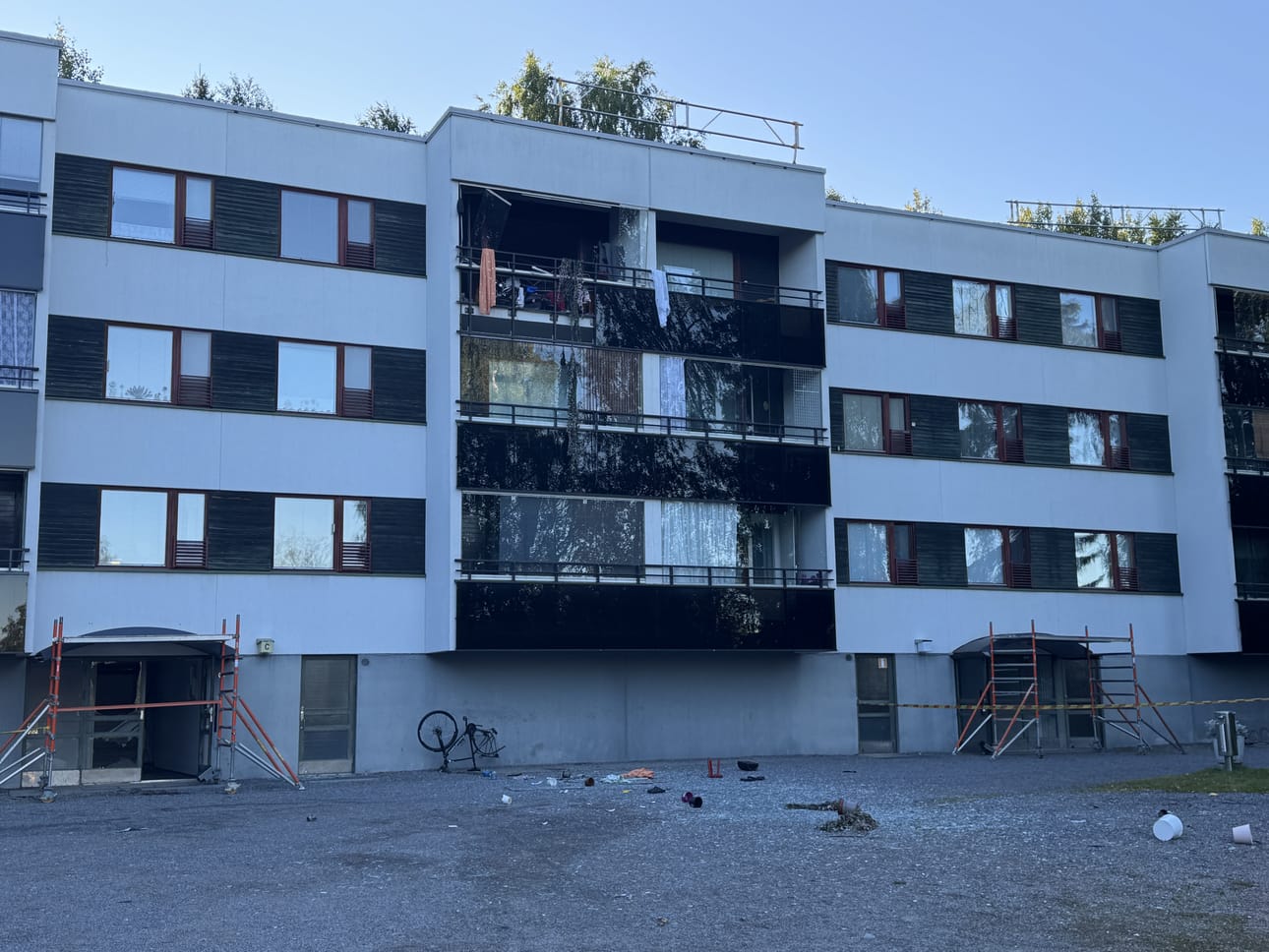 Kerrostalossa tehdään parasta aikaa kattoremonttia.