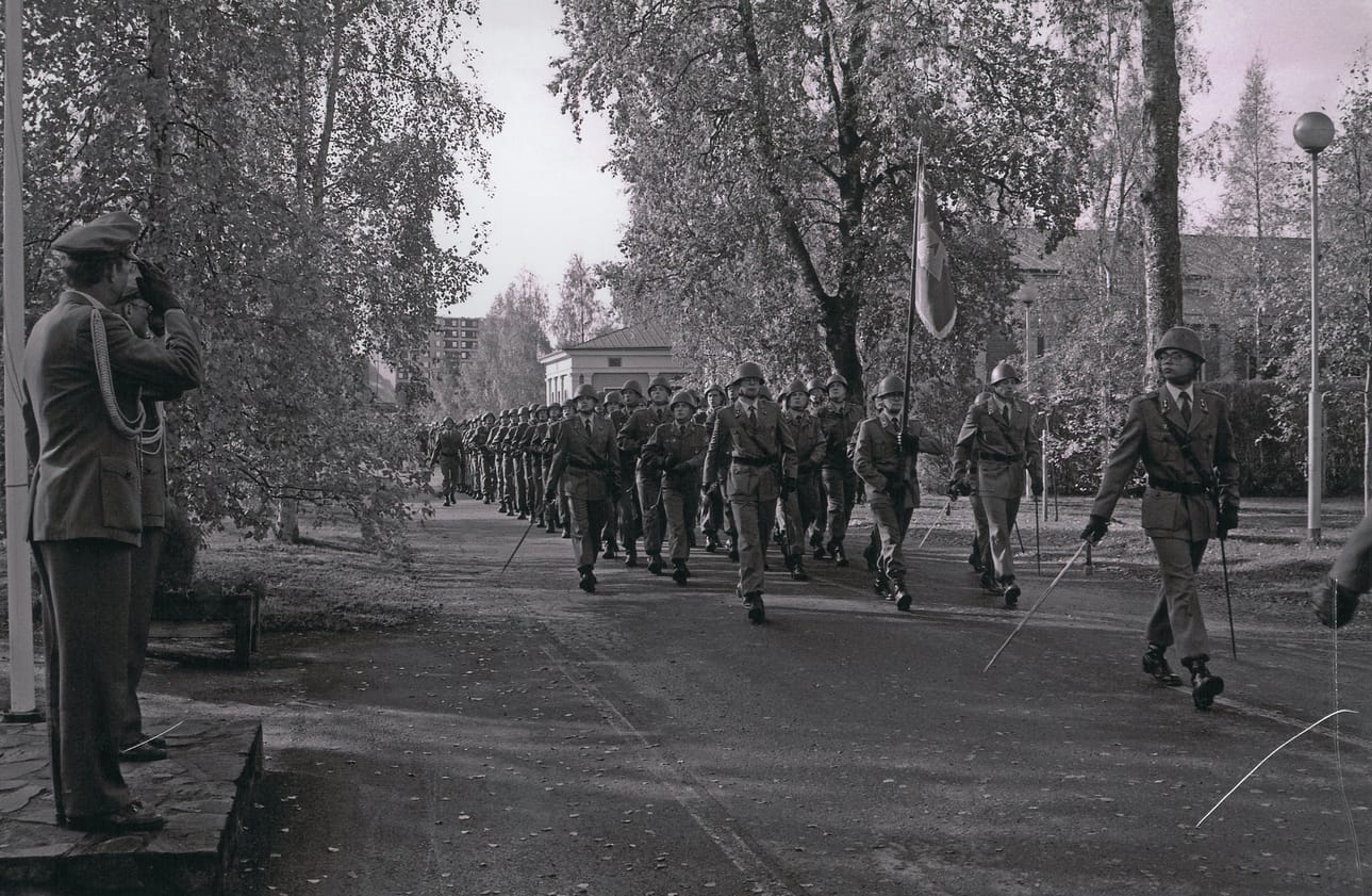 Intiön kasarmi oli varuskunnan käytössä vuoteen 1999 saakka. Kasarmi perustettiin Venäjän vallan aikana vuonna 1881.