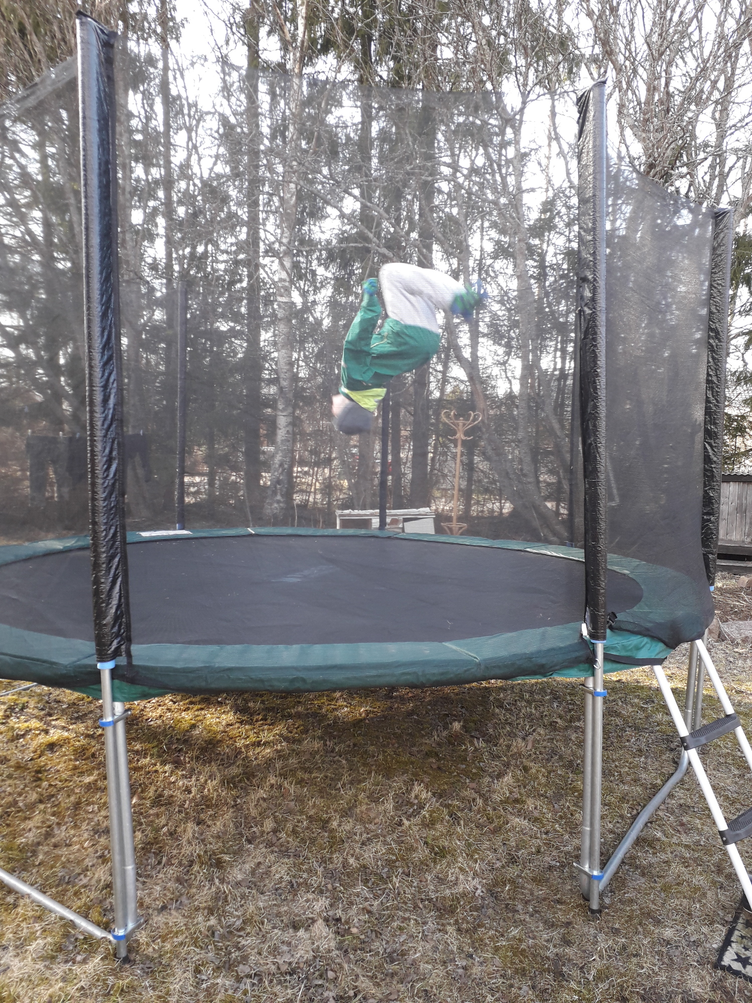 Koronapäiväkirja: "Isä soitti videopuhelun tännään. Tuli ikävä. Ihan semmosta, että istuttas ja juotas kahavit ihan keittiön pöyän ääresä tai äiti kiikuttas kahavit olohuoneeseen."