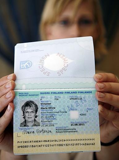 LKS 20060720: Elokuussa k?ytt??n otettavien biometristen passien tietoja voidaan kopioida salaa kymmenien metrien p??st?, kirjoittaa Keskisuomalainen. Lehden mukaan biometristen passien tietoturvaa joudutaan parantamaan huomattavasti ennen kuin niihin voi