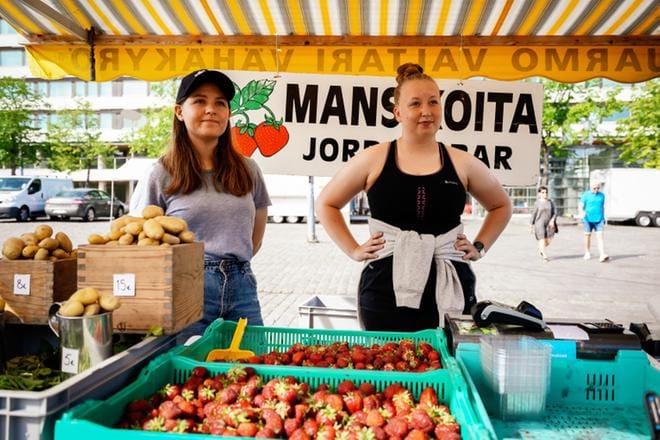 Marjamyyjät Emilia Örn ja Charlotta Stjernberg kertovat, että Valtarin torjunta-aineettomat mansikat ovat myyneet hyvin Vaasassa. KUVA: SAMPPA TOIVONEN