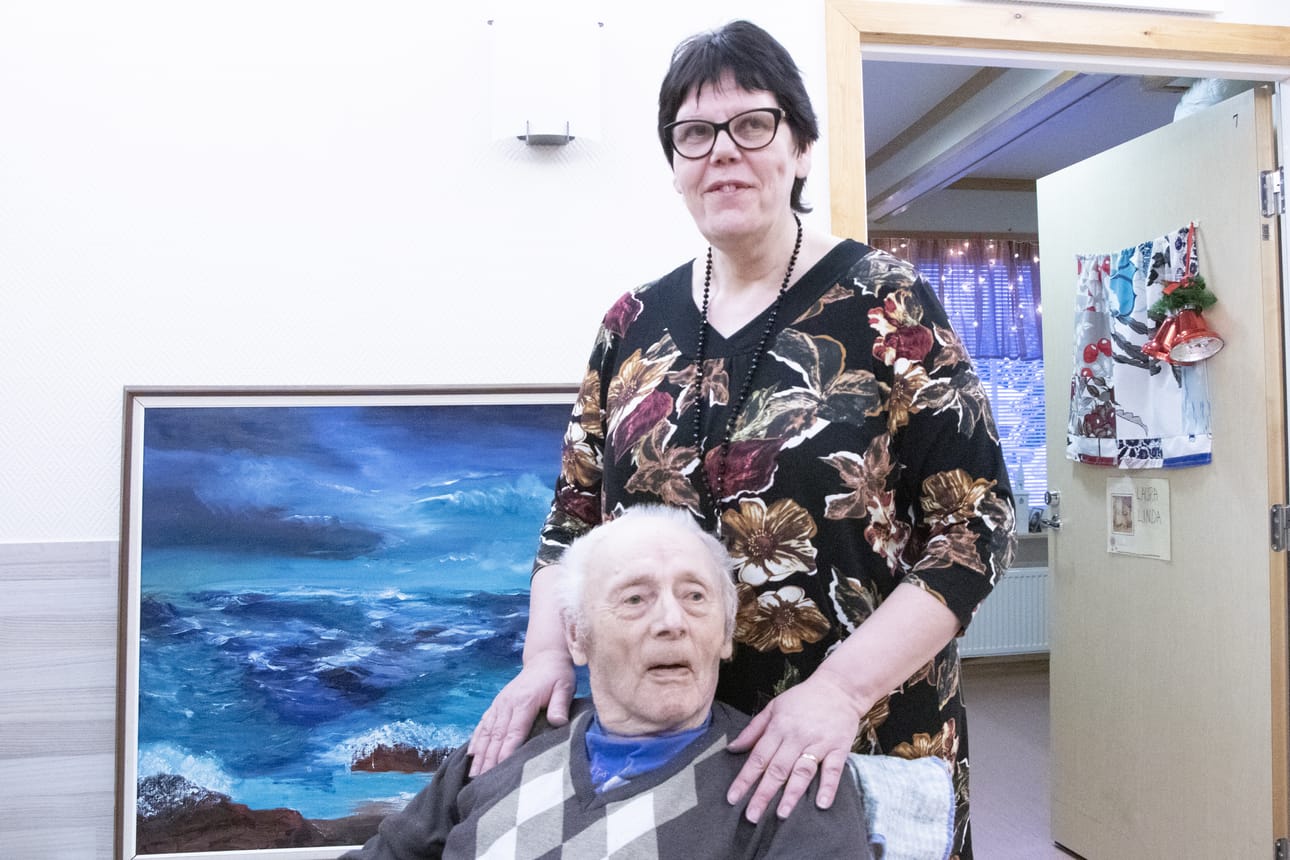 Palvelukeskus Pihlajiston ja Kestilän kotihoidon tiimiesimiehenä aloittanut Eeva Myllymaa pyysi Sulo Leiviskän kaverikseen valokuvaan.