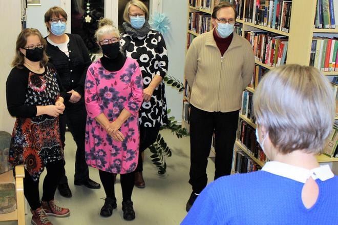 Marjo Heikkilä, Terttu Kohtala, Heli Peura, Anni Harju ja Petri Ahola saivat Karijoen kulttuuripalkinnon, jonka heille antoi kirjastovastaava Anna-Maija Haaranoja. KUVA: MINNA ZILLIACUS