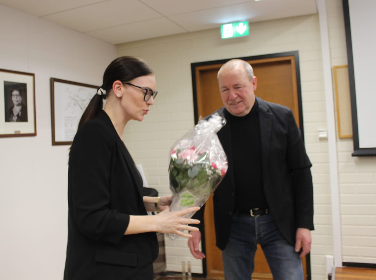 Kokouksen aluksi Juulia Penttilä (kok.) sai näyttävän kukkapuskan. Penttilän perheeseen syntyi Isojoen tämän vuoden ensimmäinen vauva. Kukkia ojentamassa Esa Saarinen.