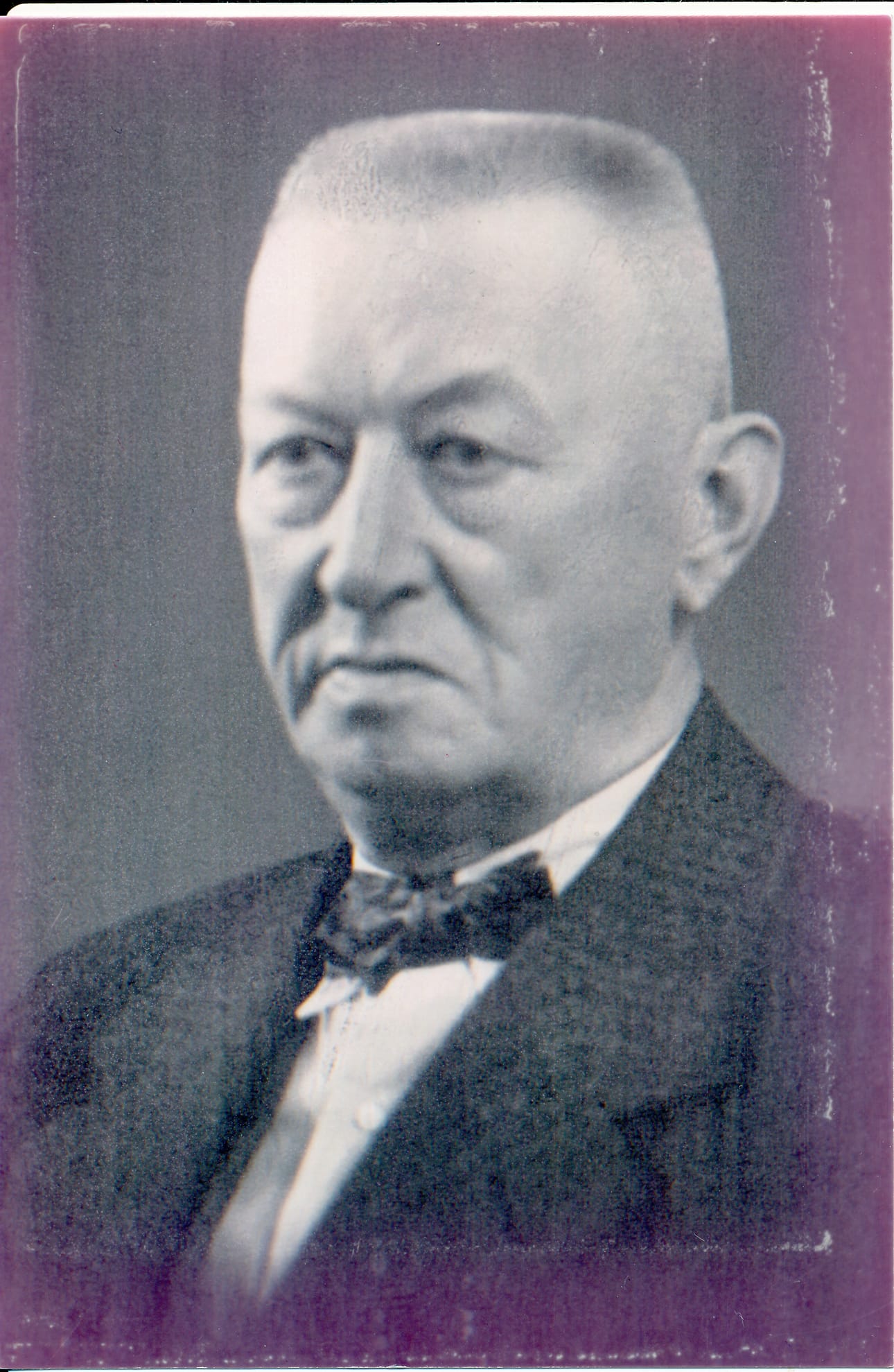 Piirieläinlääkäri, raatimies Karl Johan Swanljung oli kotiseuturakas mies. Kun joku oli moittinut hänelle Raahea, hänen kerrotaan vastanneen, ettei täällä oli pakko olla. Junalla pääsee näppärästi pois kaksi kertaa päivässä.